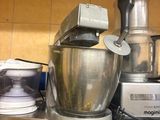 un mixeur posé sur une étagère dans une cuisine