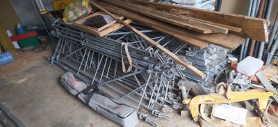 plusieurs pièces de bois sont empilées dans un garage