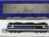 une boîte sur laquelle est représenté un train qui se trouve à l'intérieur