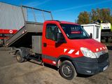 un camion rouge garé sur un parking