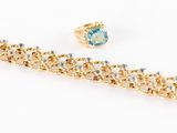 deux bijoux posés sur une surface blanche, sur fond blanc