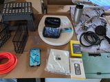 une table sur laquelle sont posés de nombreux appareils électroniques