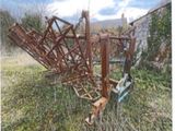 une vieille machine rouillée abandonnée dans l'herbe