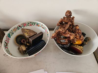 two bowls of food sitting on a table next to each other