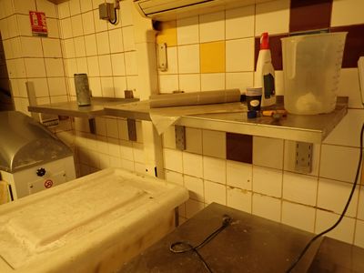 une image d'une cuisine avec beaucoup d'espace de travail