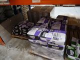 une grande pile de cartons posée sur une palette dans un magasin