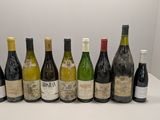 plusieurs bouteilles de vin sont alignées sur une table