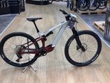 un vélo posé par terre dans un magasin
