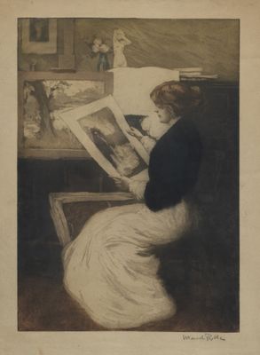 une vieille photo d'une femme assise sur une chaise en train de lire un livre