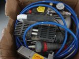 une boîte avec un tas d'outils à l'intérieur