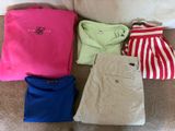 un tas de vêtements posé par terre