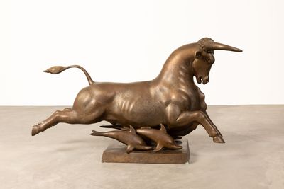 sculpture en bronze représentant un taureau et un chien sur un socle