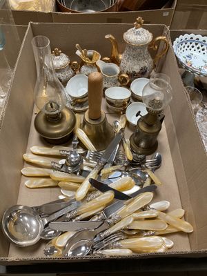 une boîte remplie d'objets en argent et en or posée sur une table