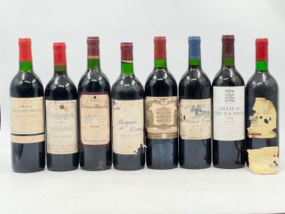plusieurs bouteilles de vin sont alignées sur une table