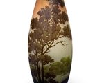 un vase sur lequel est peint un arbre
