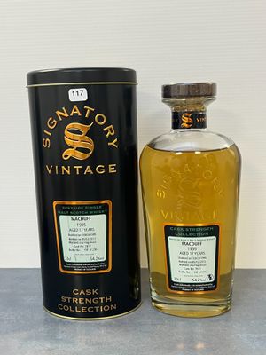 une bouteille de whisky posée à côté d'un bidon sur une table