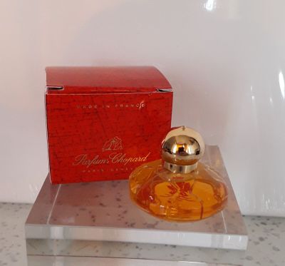un petit flacon de parfum posé sur une petite table