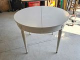 une table blanche qui se trouve dans un garage