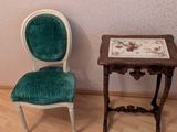 deux chaises et une table dans le coin d'une pièce