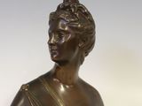 un buste antique en bronze représentant une femme coiffée d'une couronne