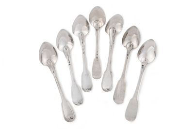 six cuillères en argent sont disposées en cercle sur une surface blanche