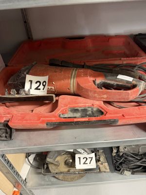 de nombreux outils sur les rayons du magasin