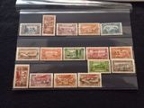 de nombreux types de timbres sur la table