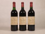 trois bouteilles de vin rouge posées côte à côte sur une table
