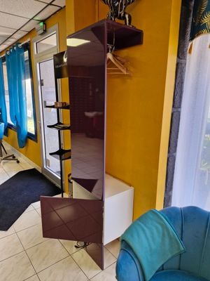 Meuble de rangements mural en mélaminé blanc et fuchsia à un…