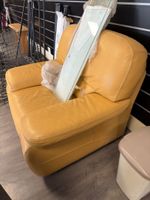 Fauteuil en cuir ocre, assise et dossier généreusement garni… (photo 3)