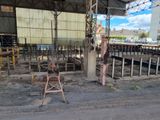 une chaise rouillée posée au milieu d'une gare de triage