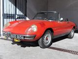une voiture rouge garée dans un garage