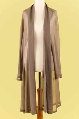 cardigan gris ouvert sur le devant, avec des manches transparentes, présenté sur un mannequin