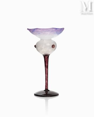 un vase en verre posé sur une table
