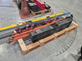 une pile de skis et de bâtons de ski posée sur une palette
