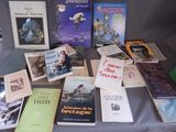 plusieurs livres sont posés sur une table les uns à côté des autres