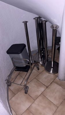 des toilettes et une chaise dans une petite pièce