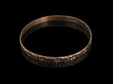 gros plan d'une bague en or sur fond noir
