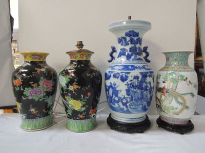 quatre vases posés sur une table