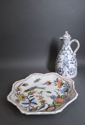 deux assiettes et un vase sur la table