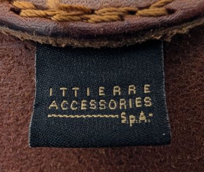 l'étiquette d'un chapeau marron orné d'une bordure noire et dorée