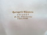 un gros plan sur une chemise blanche ornée d'un logo doré