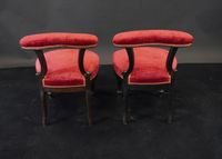 Paire de chaises voyeuses en bois noirci, montant à décor de… (photo 6)