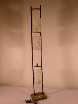 une lampe posée sur une table dans une pièce