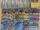 beaucoup de cartes pokemon sur la table