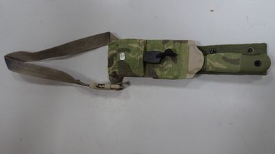 un gros plan d'une ceinture dans laquelle est glissé un couteau