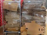 plein de cartons, les uns sur les autres, sur un chariot dans une pièce
