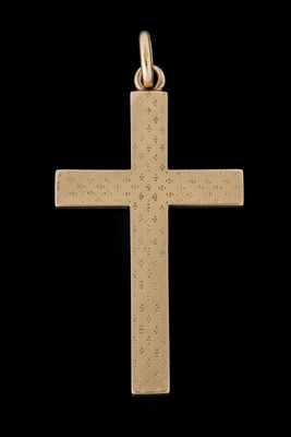 un pendentif en forme de croix en or sur fond noir