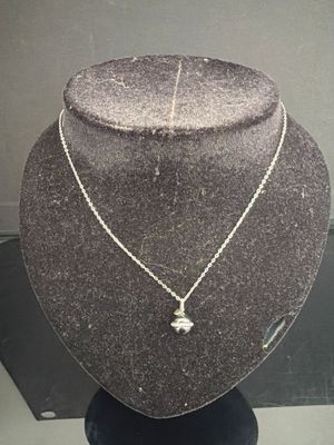 collier en argent avec un pendentif en forme d'étoile, présenté sur un mannequin d'exposition