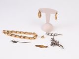 beaucoup de bijoux sur une surface blanche